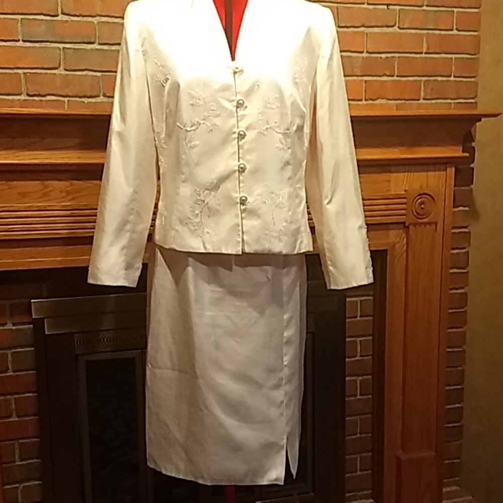 Sz14 2pc ivory skirt suit